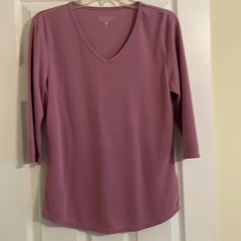 Seg’ments v-neck top. Size medium.